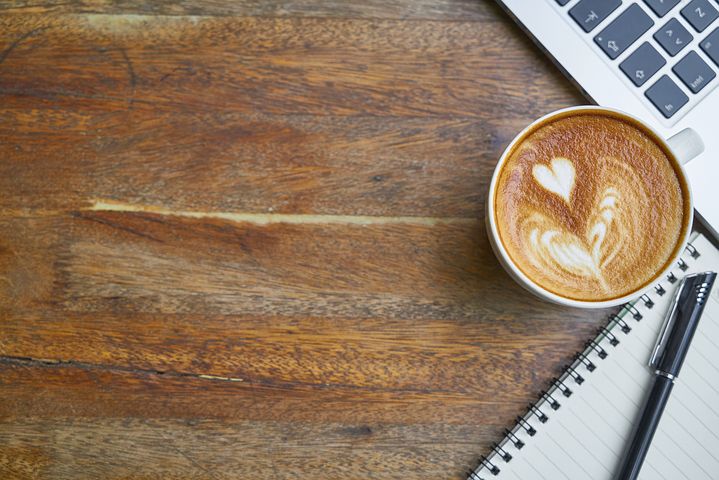 コーヒー、パソコン、仕事
