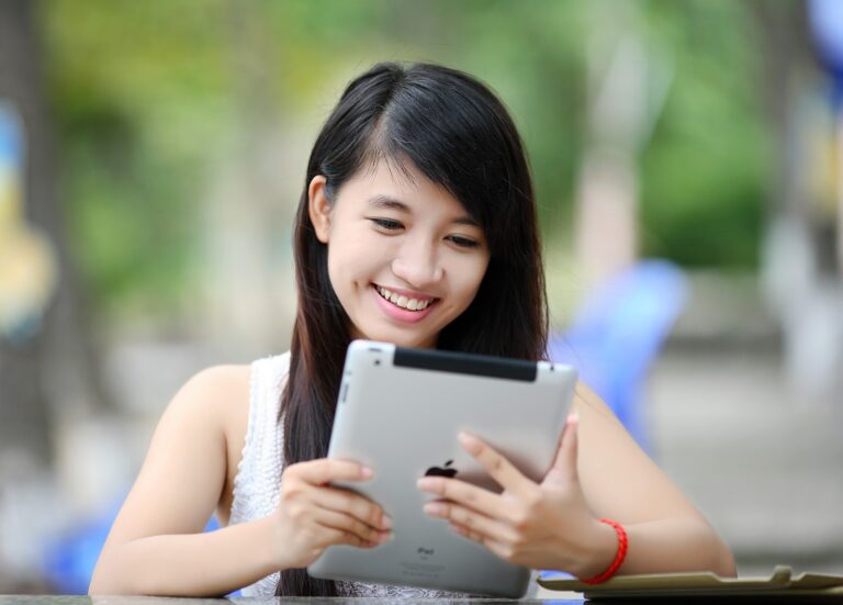 女性　iPad 公園