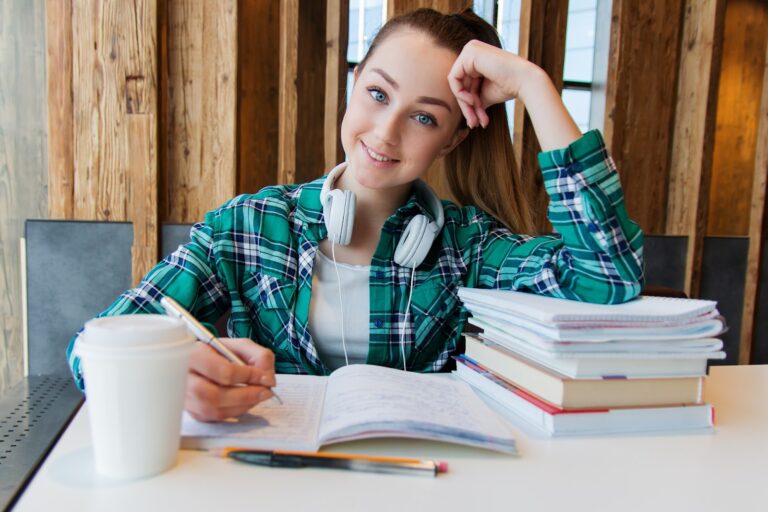 女性　勉強　笑顔